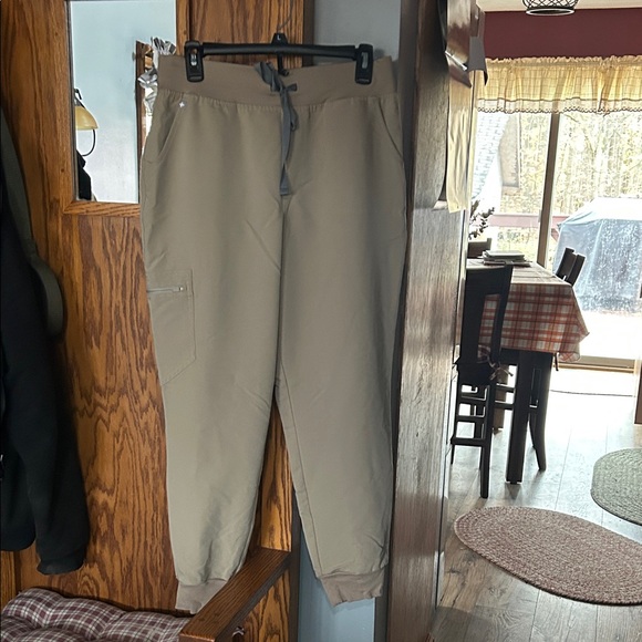 Figs Women's LARGE Khaki Tan Scrub Set - Picture 5 of 10